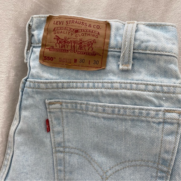 ❌SOLD❌ Vintage Levi’s 550 Relaxed Fit Tapered Legs Light Blue | Size 30” - Picture 4 of 6